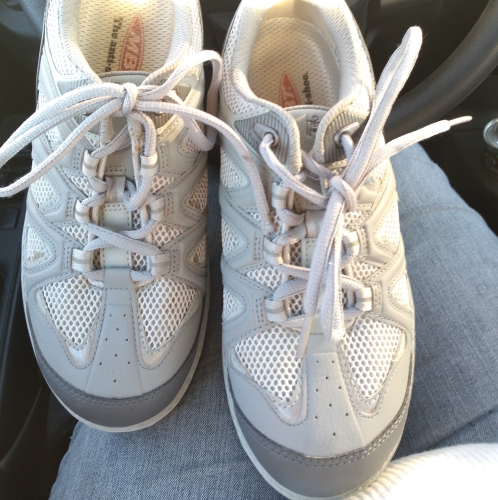 Athletic shoes
